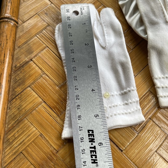 🌟HOST PICK!🌟🌹Child's vintage white gloves, adorable - Picture 2 of 7